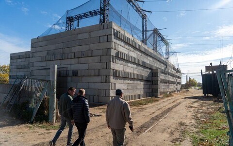Энергетическая инфраструктура в Украине, окруженная бетонными элементами. Траловые сети останавливают малые дроны, но также могут отклонить в сторону и дрон типа &laquo;Шахед&raquo;.