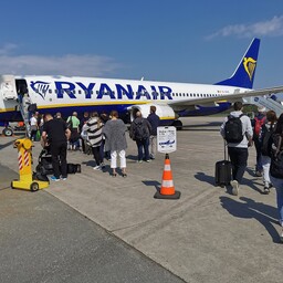Ryanair loobus vanematelt laste kõrval istumise eest lisatasu nõudmisest
