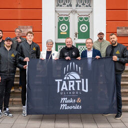 Korvpallifinaali ootuses Tartu heiskas raekoja ette meeskonna lipu