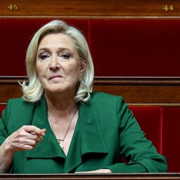 Le Pen võib valimisvõidu korral vetostada brittide võimaliku naasmise EL-i