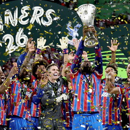 Crystal Palace lisas auhinnakappi Konverentsiliiga karika