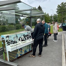 Galerii: Iisaku bussipeatus sai uue vana klaveri
