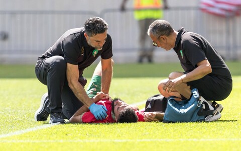 Maroko vasakkaitsja Noussair Mazraoui vajas viimases kontrollkohtumises tohtrite abi