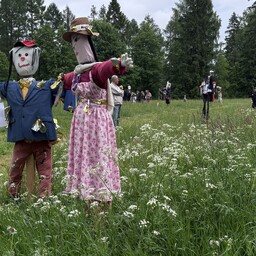 Galerii: Heimtali muuseumi heinamaal on hernehirmutiste väljapanek