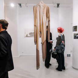 Galerii: ukraina kunstnik avas Okapi galeriis vägivalda uuriva näituse