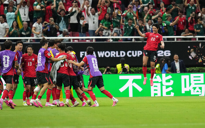 Lõuna-Korea jalgpallurid võitu tähistamas