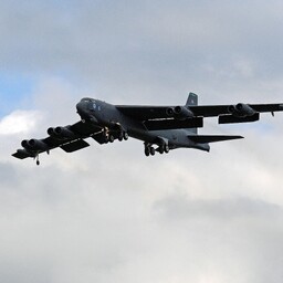 Californias kukkus alla pommitaja B-52