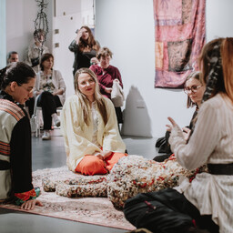 Galerii: grupinäitus "Leidjad ja loojad" kujundab sensuaalselt ümber maailma mateeriat