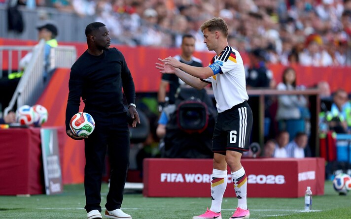 Elevandiluuranniku peatreener Emerse Fae ja Saksamaa kapten Joshua Kimmich