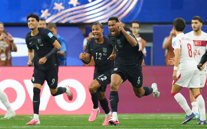 Auston Trusty värava tähistus.