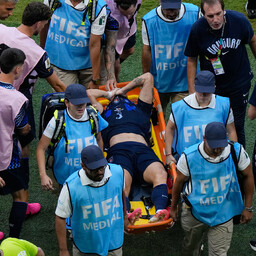 Uruguay ja Manchester Unitedi poolkaitsja viidi kanderaamil väljakult minema