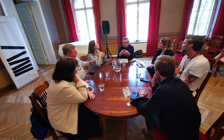 Kirjanduslinnade esindajad vestlusringis Tartu Kirjanduse Majas. Vasakult: Bogdana Brylynska, John Kenyon, Rūta Elijošaitytė-Kaikarė, Berk Vaher, Hannah Trevarthen, Damjan Zorc ja Kjartan Már Ómarsson