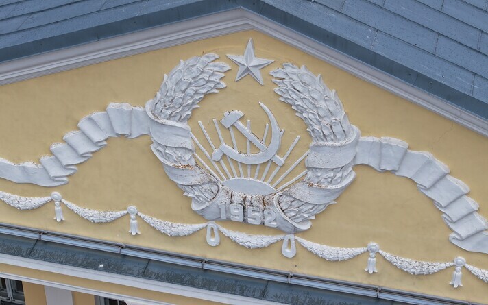 Soviet hammer and sickle crest on the Kohtla-Järve cultural center.