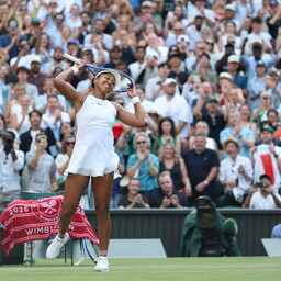 Servil säranud Osaka lõpetas Wimbledonis Sabalenka võimsa slämmiseeria