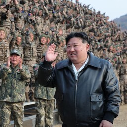 Kim Jong-un astub isa ja vanaisa varjust välja ja suurendab isikukultust