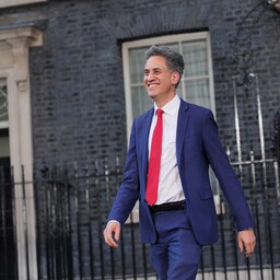 Briti uueks välisministriks sai Miliband ja kaitseministriks Streeting
