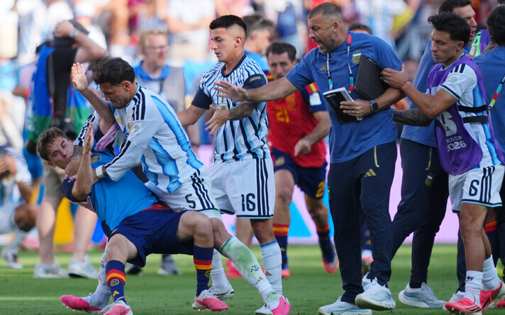 Leandro Paredes läks pärast MM-i finaali hispaanlaste, sealhulgas Gaviga rüselema