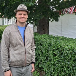 Pärimuslaulik meestelaulutoast: siin saab karvaseid laule laulda