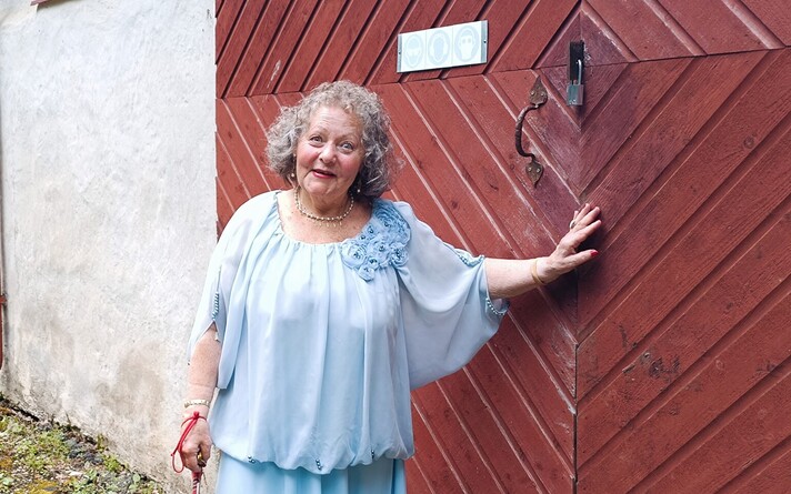 Anne Eenpalu Hellema talu hoovis.
