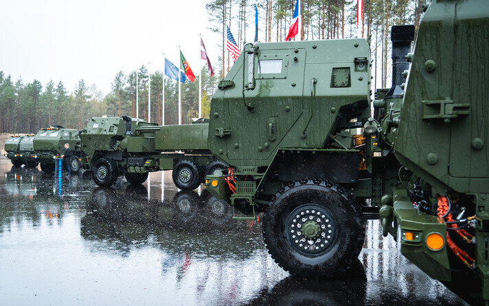 Передача РСЗО HIMARS вооруженным силам Эстонии в апреле 2025 года.
