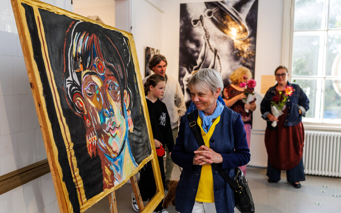 Kastellaanimaja galeriis avati naiskunstnike rühmituse Fööniks ühisnäitus