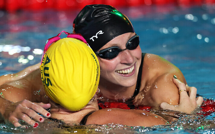 Katie Ledecky (mustas mütsis) õnnitleb Lani Pallisteri