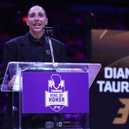 Phoenixi WNBA tiim riputas ikoonilise Taurasi särgi lae alla