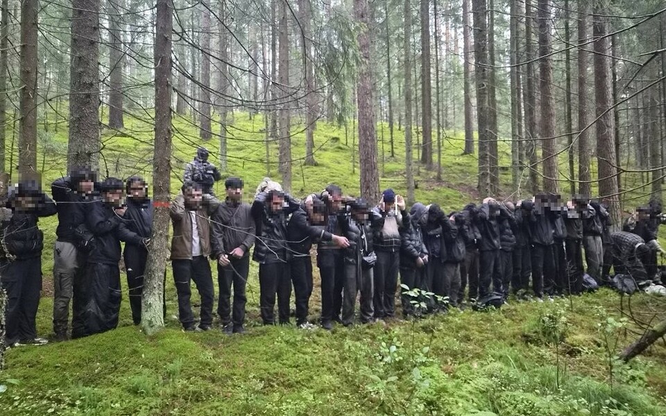 Латвийские пограничники задержали людей, которые незаконно прибыли в страну через туннель.