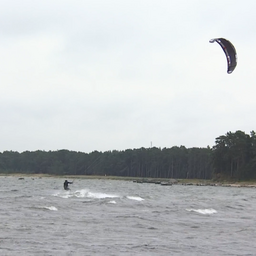 Tuuline ilm tõi lohesurfarid Lohusalu sadamasse sõitu nautima