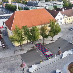Kuressaare kesklinna sõiduteed hakkab kaunistama Kaarma mustriga vaip