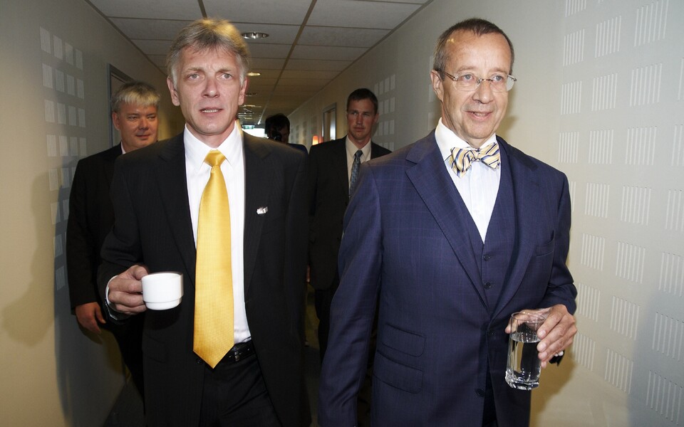 Toomas Hendrik Ilves and Indrek Tarand on their way to a debate.
