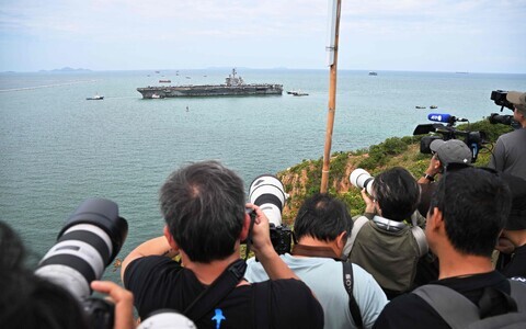 На борту авианосца находятся около пяти тысяч моряков и морских пехотинцев.