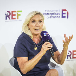 Le Pen tahab avalikus ruumis keelata pearättide kandmise