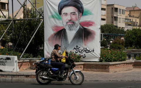 Mees s&otilde;idab m&ouml;&ouml;da Iraani k&otilde;rgeima juhi ajatolla Mojtaba Khamenei plakatist