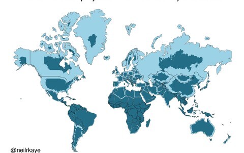 Проекция Меркатора по сравнению с картографической проекцией Equal Earth.