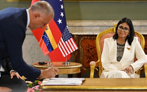 Venezuela ajutine president Delcy Rodriguez (paremal) naftaleppe allkirjastamisel USA energeetikaministri Chris Wrightiga (kaadrist v&auml;ljas) Mirafloresi presidendipalees Caracases 2. septembril 2026.