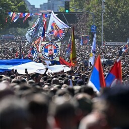 Serbia sõjakurjategija Mladići matustele kogunes tuhandeid inimesi
