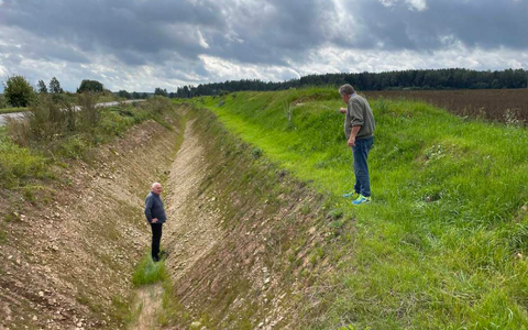 Aare H&otilde;rn ja Rein Kooser takseerivad kevadel valminud l&otilde;iku Marinova tee &auml;&auml;res. Eelmisel aastal oli samal kohal veel p&otilde;ld