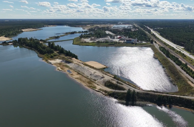 На месте мусорной свалки в Мяннику появился новый водоем с пляжной зоной