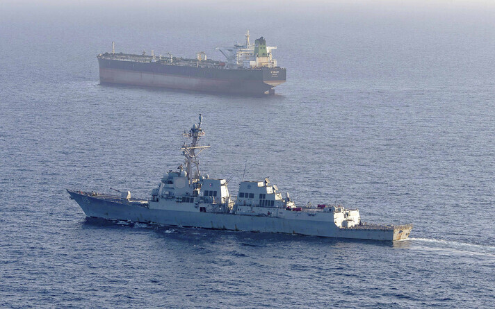 Эсминец ВМС США USS Rafael Peralta (DDG 115) перехватывает иранский танкер в мае этого года.