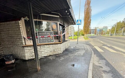 The kiosk on Akadeemia tee in the Mustamäe neighborhood of Tallinn, following the arson attack.