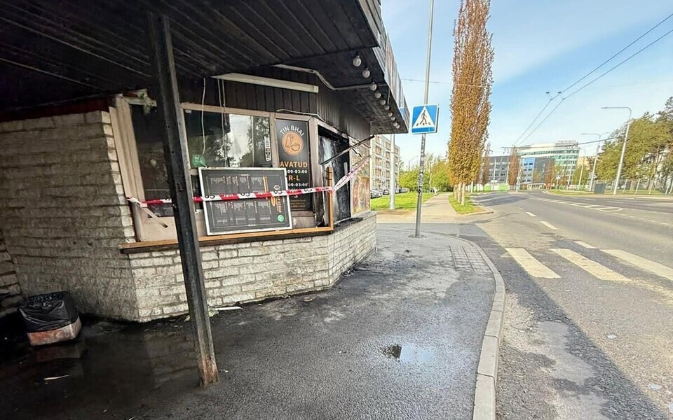 The kiosk on Akadeemia tee in the Mustam&auml;e neighborhood of Tallinn, following the arson attack.