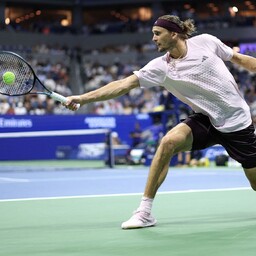 Zverev pääses suurema vaevata poolfinaali
