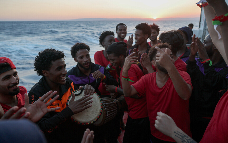 Vahemerelt p&auml;&auml;stetud migrandid humanitaarabiorganisatsiooni  SOS MEDITERRANEE laeval .