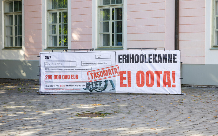 A banner from a specialized care funding protest.