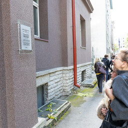 Galerii: Mats Traadi kodumaja seinale paigaldati mälestustahvel