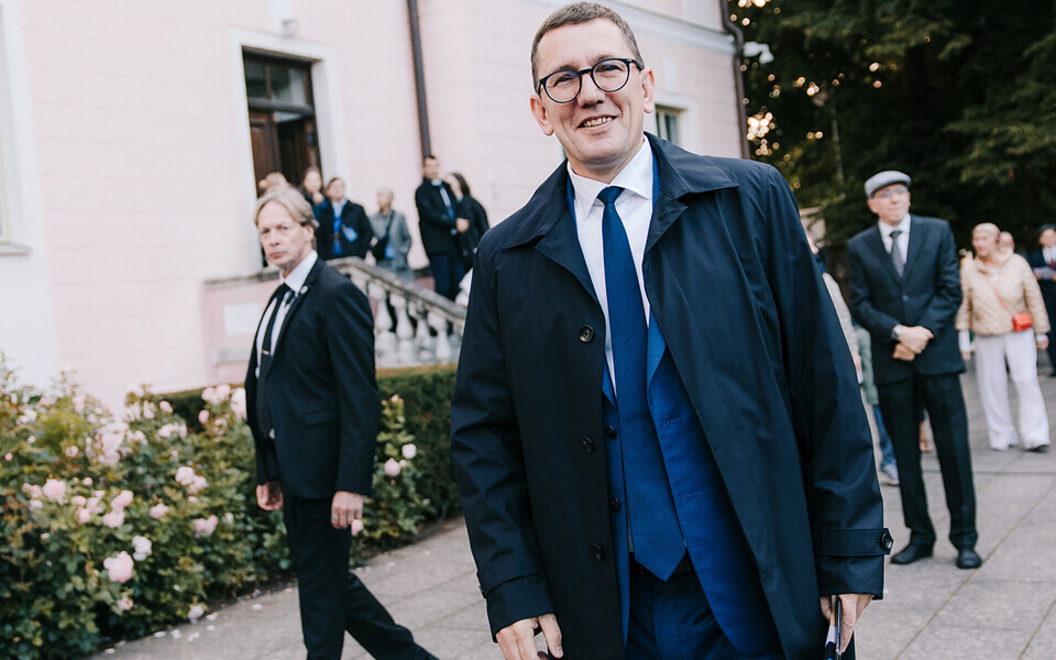 Кристен Михал ответил на критику.