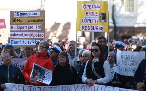 Teachers' and rescuers' protest for higher public-sector pay outside the Riigikogu in Tallinn. September 14, 2026.