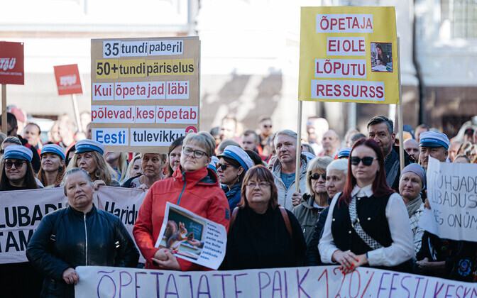 Teachers' and rescuers' protest for higher public-sector pay outside the Riigikogu in Tallinn. September 14, 2026.