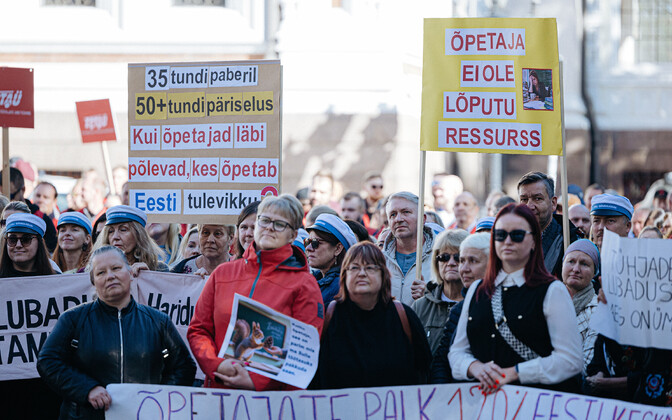 Teachers' and rescuers' protest for higher public-sector pay outside the Riigikogu in Tallinn. September 14, 2026.